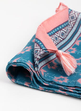 Lightweight Leaf Print Scarf With Tassel