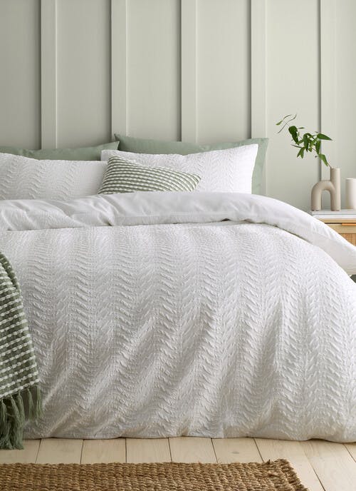 Catherine Lansfield Heatset Wave White Duvet Set