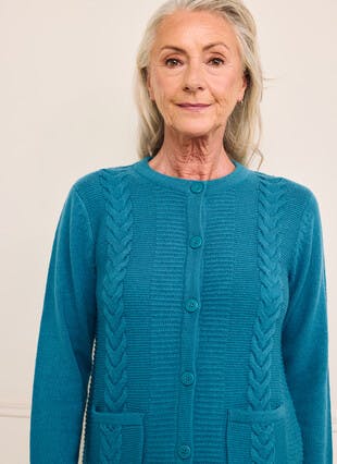 Single Cable Knit Crew Neck Cardigan